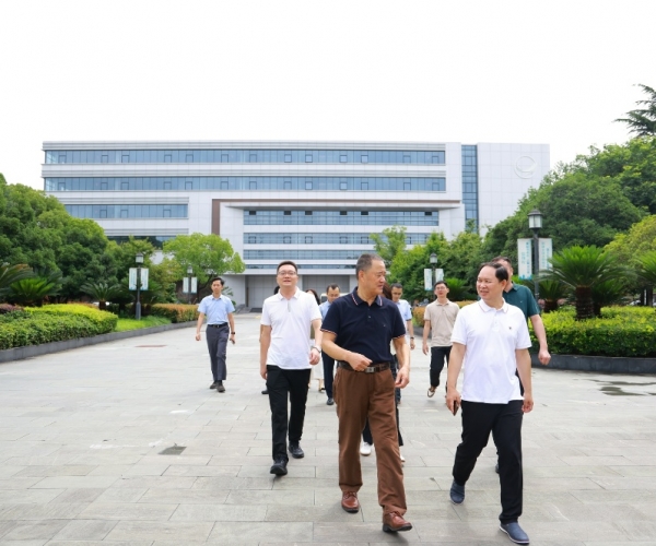 河池市領(lǐng)導(dǎo)赴嘉興調(diào)研嘉欣絲綢 共商高端絲綢項目落地大計